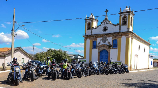Um passeio cultural e gastronômico. De moto