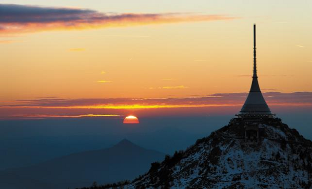 Um jogo de golfe nas montanhas tchecas
