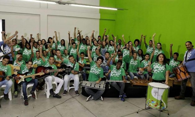 Instituto ajuda comunidade com emprego e curso profissionalizante
