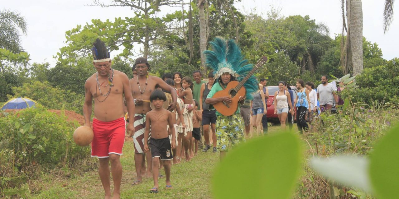 Uma aula de cultura indígena na aldeia Tapirema