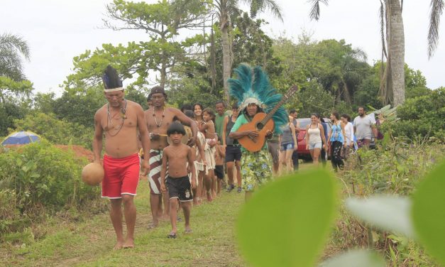 Uma aula de cultura indígena na aldeia Tapirema