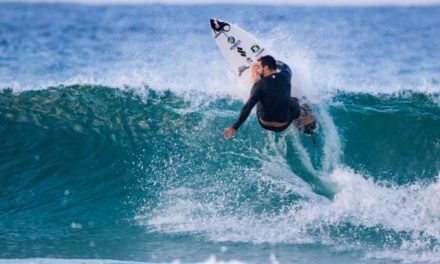 Prancha de surfe descartada vira rodapé e guarnição