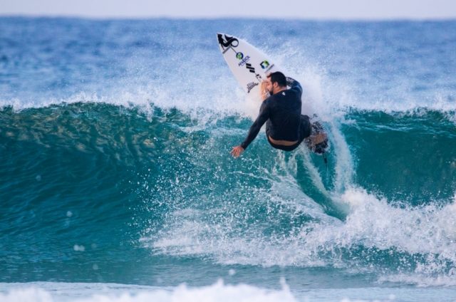 Prancha de surfe descartada vira rodapé e guarnição
