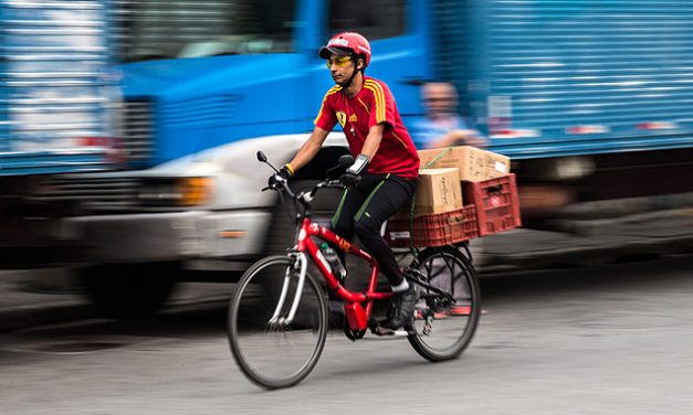 Patinetes e bikes entregam encomendas em SP