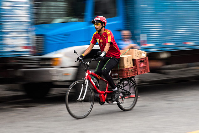 Patinetes e bikes entregam encomendas em SP