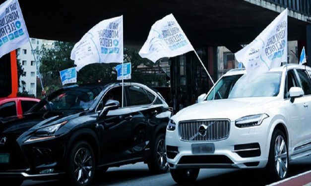 Carros elétricos desfilam no maio amarelo