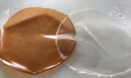 Plástico de mandioca muda de cor quando o conteúdo apodrece