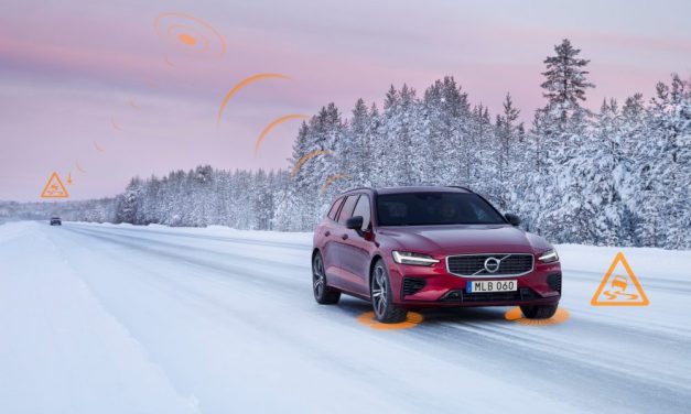 Carro avisa os outros sobre perigo na estrada