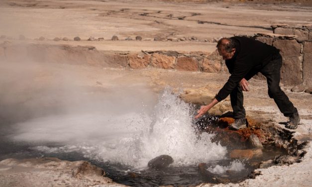 DIA 12 – Amyr cozinha ovo no gêiser