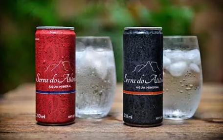 Água mineral em lata para reduzir uso do plástico
