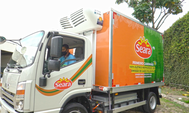 Empresa inicia uso de caminhão elétrico