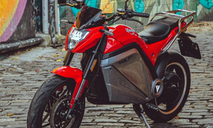 Comida a bordo de moto elétrica