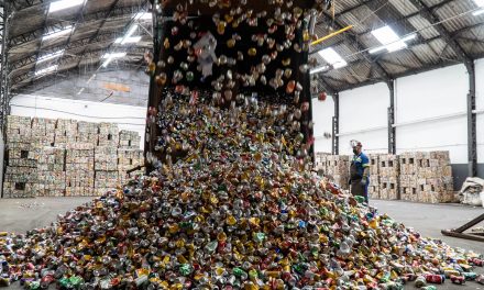 O plástico vai pro oceano, o alumínio volta pra sua mesa