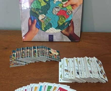 Um livro sobre sustentabilidade, com texto e jogos didáticos