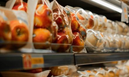 Indústria de alimentos atinge novo marco no uso de plástico reciclado