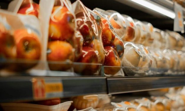 Indústria de alimentos atinge novo marco no uso de plástico reciclado